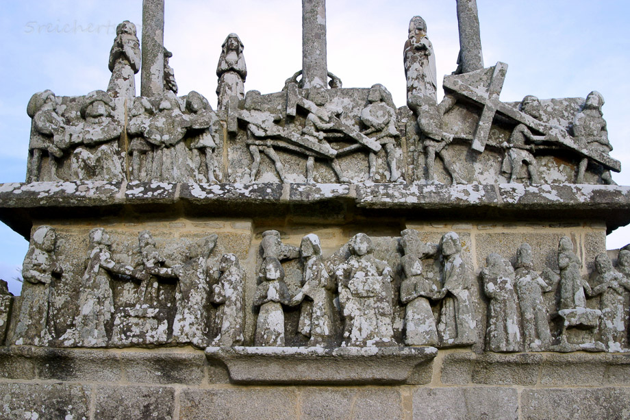 Calvarie bei Notre Dame de Tronoen, Bretagne, Frankreich