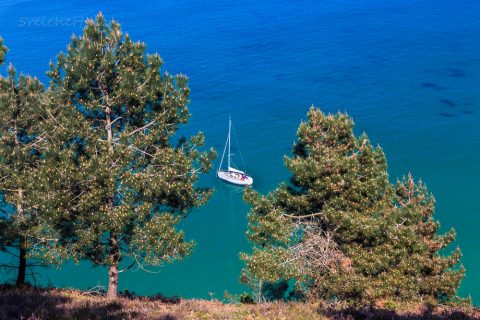 Segelboot am Pointe de St.-Hernot, Bretagne