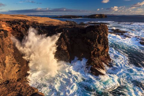 Klippen bei Eshaness, The Cannon Blowhole, Shetland, Schottland