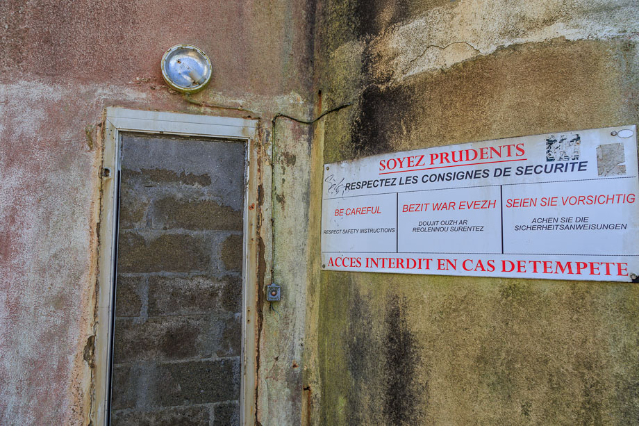 Warnschild am weißen Turm, Petit Minou, Bretagne