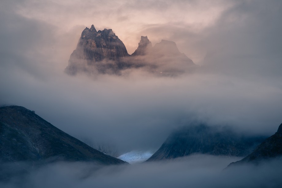 Geduld gehört für David dazu, hier brauchte es zig Anläufe, bis die Nebelschwaden den Blick auf die Berge und den Gletscher freigaben