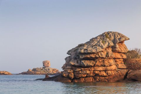 Pancake-Stapel am Plage du Coz Pors, Tregastel, Bretagne