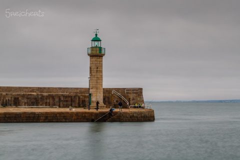 Der Hafenleuchtturm von Binic im Regenwetter