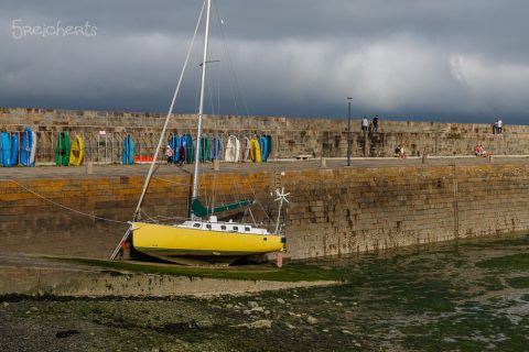 Das gelbe Segelboot wartet auf die Flut