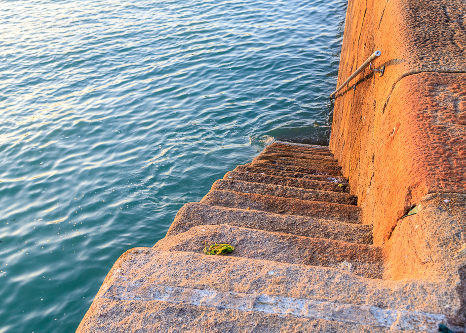 Treppe an der Hafenmauer, Binic