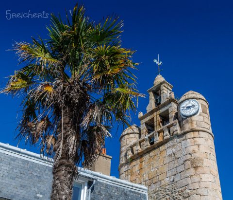 Kirche und Palme auf der Ile de Brehat