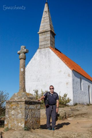 Gunter vor der Kapelle