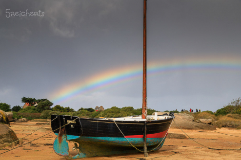 Regenbogen und Holzboot, Ile Renote