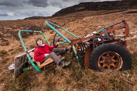 Amy in einem verlassenen Auto auf der Isle of Lewis, 2013