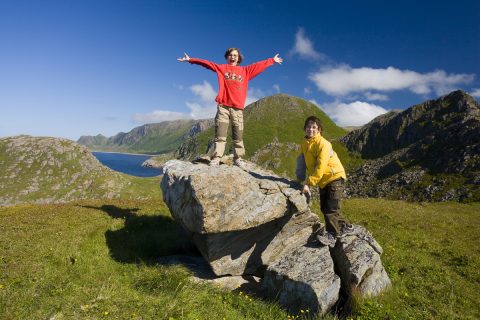 Posieren auf einem Stein in Nordnorwegen