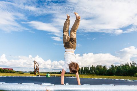Handstand auf Trampolin