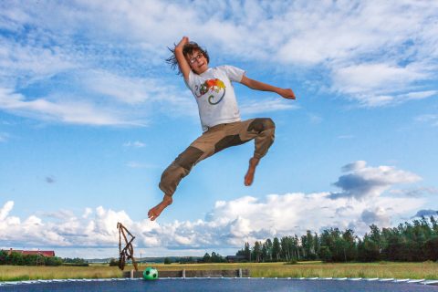 Springen auf dem Trampolin