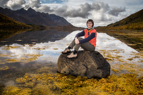 Amy auf einem Stein in Norwegen