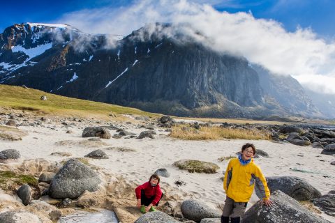 Amy und Noah am Strand auf den Lofoten