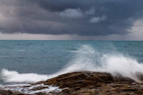 kleine Wellen in Lesconil, Bretagne