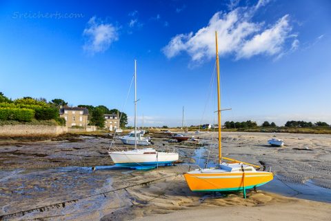 Segelboote bei Ebbe, Lesconil, Bretagne