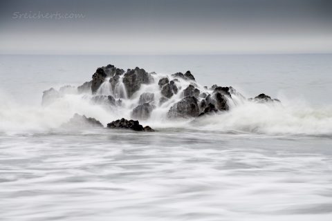 Felsen bei St Michel en Greve, Bretagne, Frankreich
