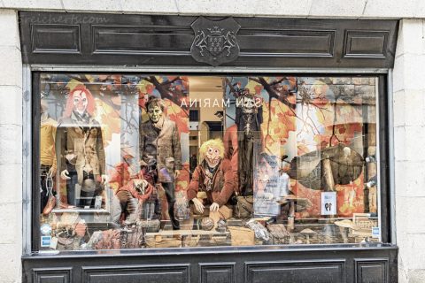 Schräges Schaufenster in Quimper, Bretagne