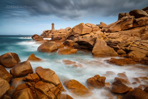 Phare de Men Ruz bei hohem Flutstand zur Mittagszeit
