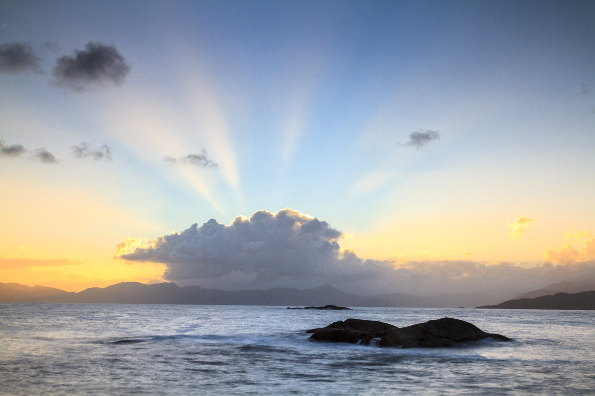 Sonnenaufgang an der Küste der Insel Vagsøy