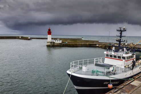 Fischerboot im Hafen von Guilvinec, Breatgne