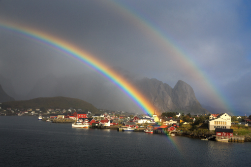 Regenbogenm über Reine, Lofoten, Norwegen
