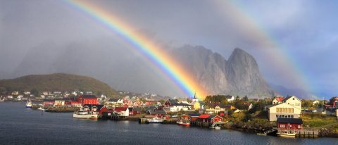Regenbogen über Reine, Lofoten