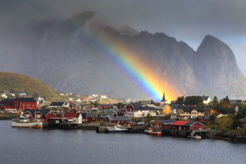 RegenbogeRegenbogen über Reine, Lofoten, Norwegennm über Reine, Lofoten, Norwegen