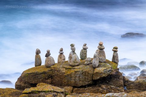 Steinfiguren auf den Felsen, am nächsten Tag hatte die Flut sie alle umgeworfen
