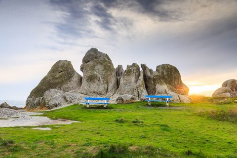 Sonnenuntergang und Felsen in Lesconil, Bretagne