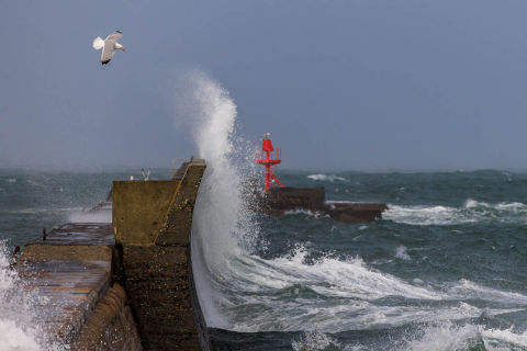 Welle an der Hafenmauer, Lesconil