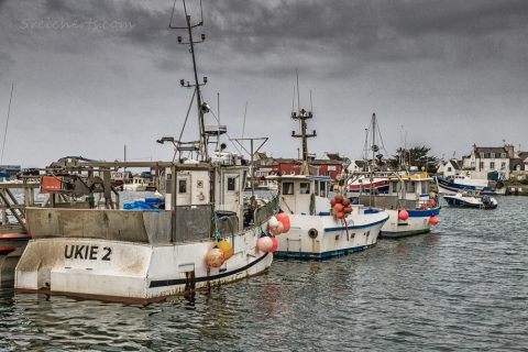 Wolken ziehen abends auf, Im Hafen von Lesconil
