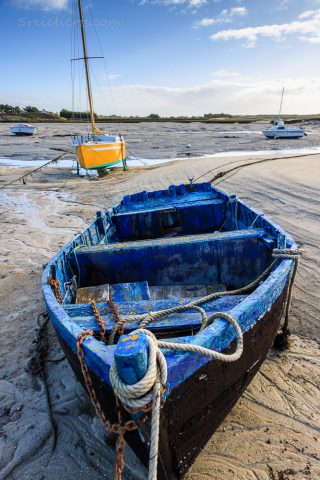 Holzboot bei Ebbe, Lesconil
