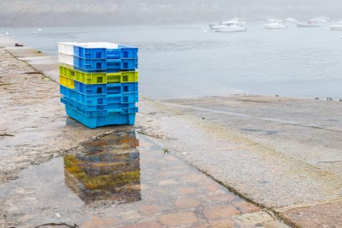 Fischkisten im Nebel, Le Conquet, Bretagne