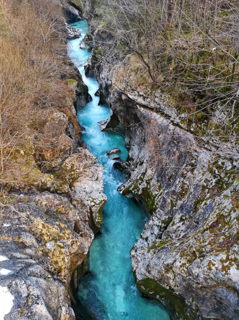 Die Soča ist berühmt für ihr tiefblaues Wasser