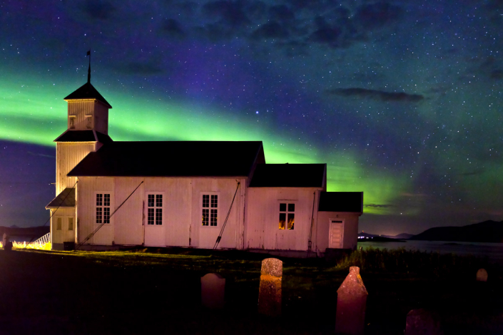 Gimsøy Kirche und Nordlicht