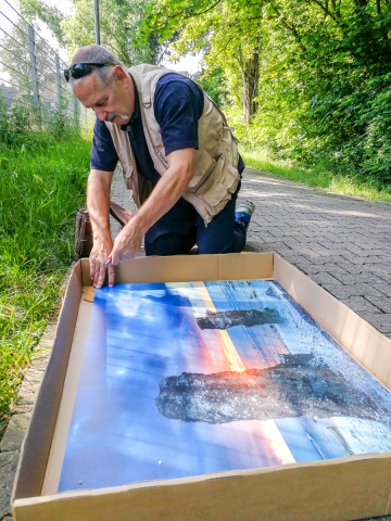 Lochen der Bilder für die Ausstellung