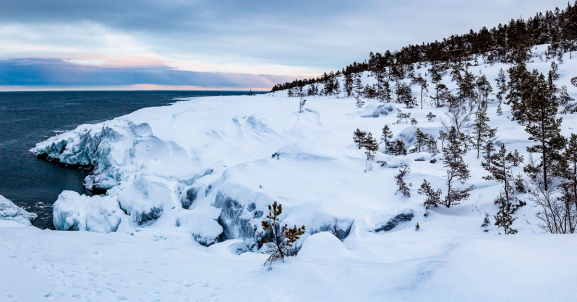 Eismassen an der Ostseeküste in Härnösand, Schweden