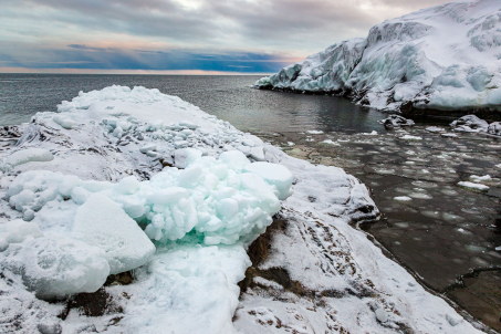 Eismassen an der Ostseeküste in Härnösand, Schweden