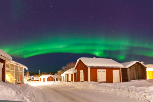 Polarlicht über den Häusern von Gammelstad Lulea