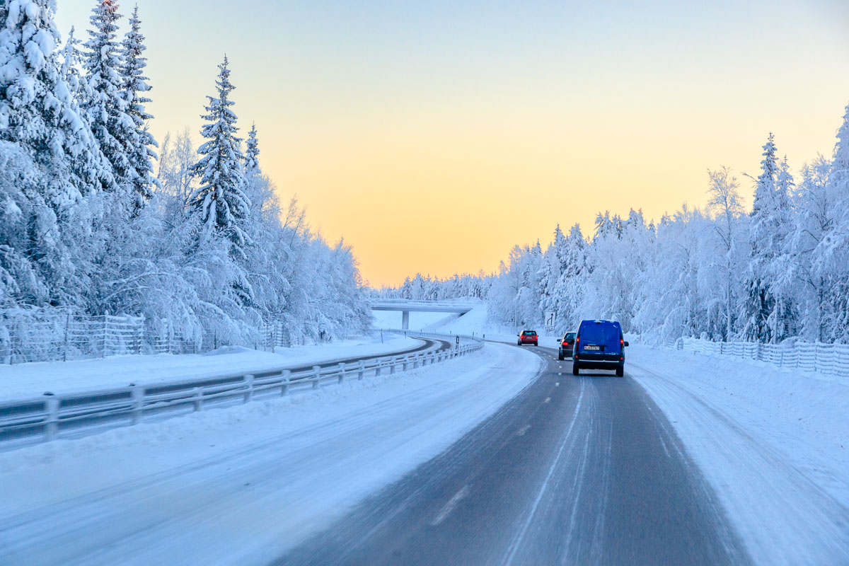 Eisige Straßen in schwedisch Lappland