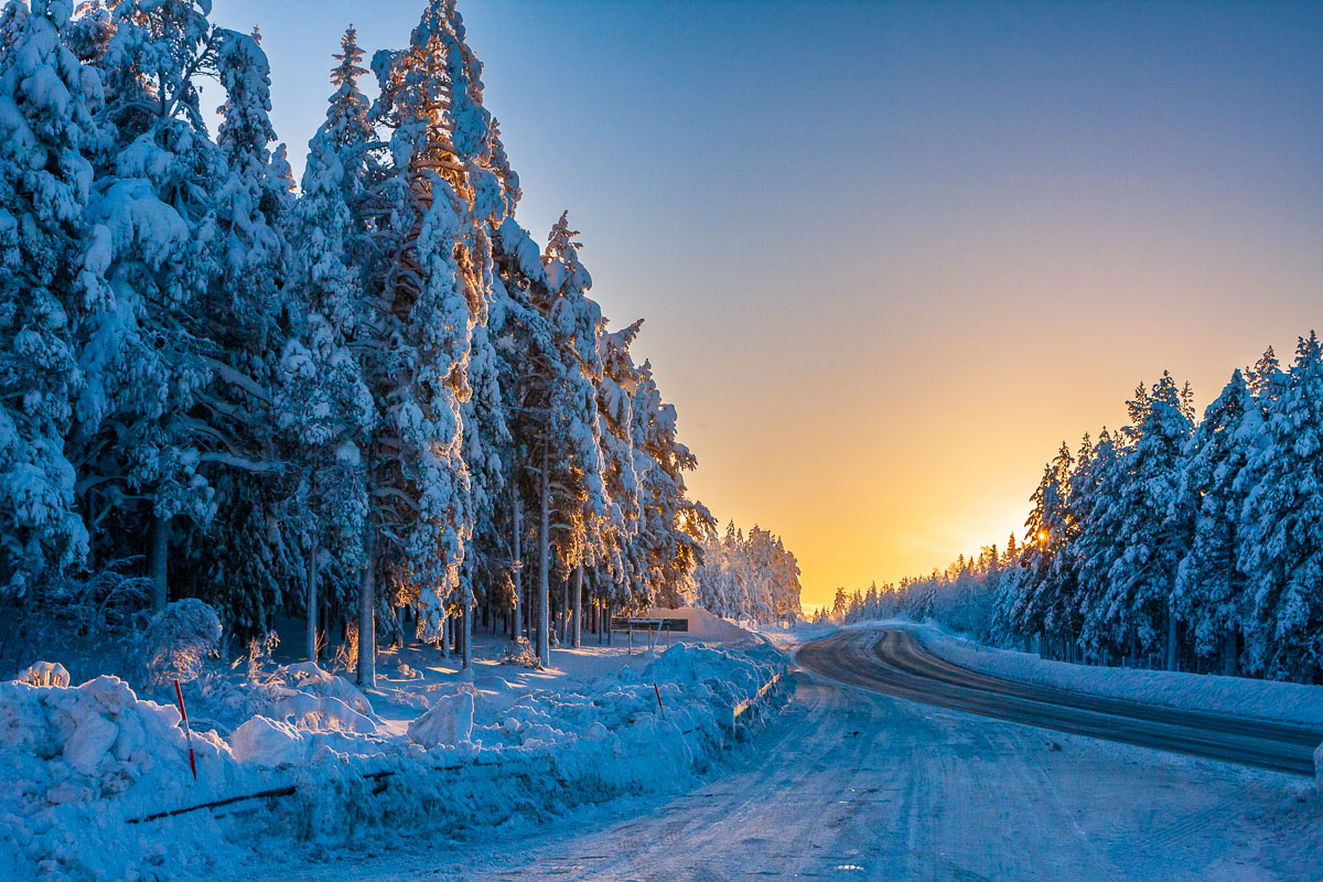 Eisige Straßen und geniales Licht in schwedisch Lappland