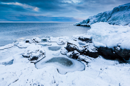 Eis an der Ostseeküste in Härnösand, Schweden