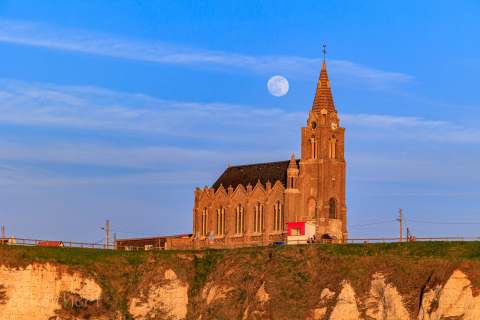 Vollmond über der Kapelle