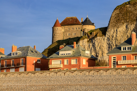 Burg und Häuser vom Strand aus, Dieppe