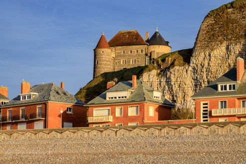 Burg und Häuser vom Strand aus, Dieppe
