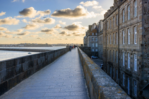 Dupin-Saint Malo: Flucht auf der Stadtmauer