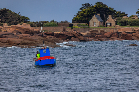 KLeines Fischerboot vor der Cote de Granit Rose