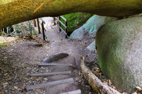 Wanderpfad unter den Felsen hindurch im Vallée Traouiero