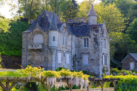 Villa aus recycleten Kirchensteinen